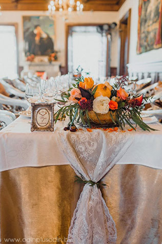 Осенняя свадьба в английском стиле, декор зала, раннер из кружева