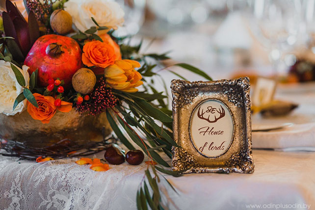 Осенняя свадьба в английском стиле, декор зала - цветочные композиции