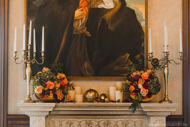 Осенняя свадьба в английском стиле, декор зала - цветочные композиции, подсвечники