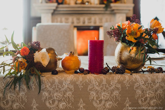 Осенняя свадьба в английском стиле, декор зала - цветочные композиции, свечи