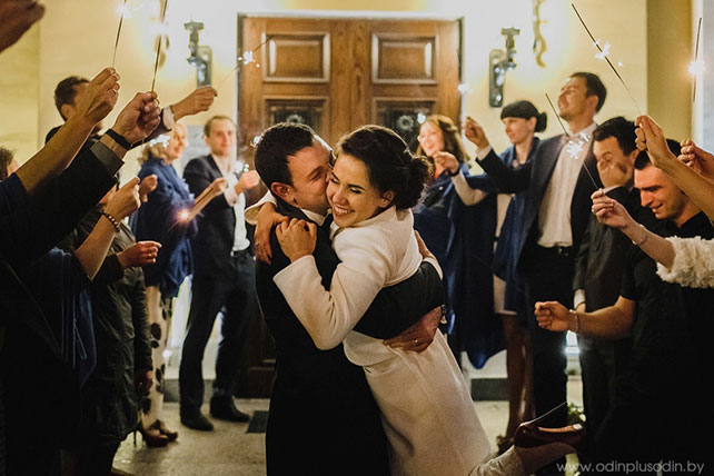 Осенняя свадьба в английском стиле, жених и невеста, бенгальские огни