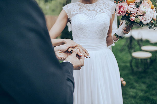 жених надевает кольцо невесте