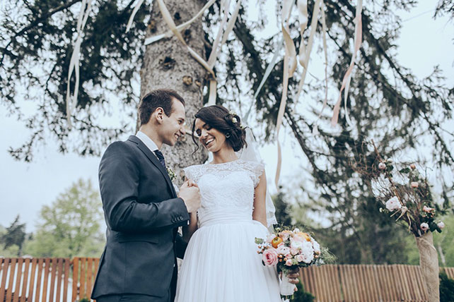 жених и невеста во время регистрации