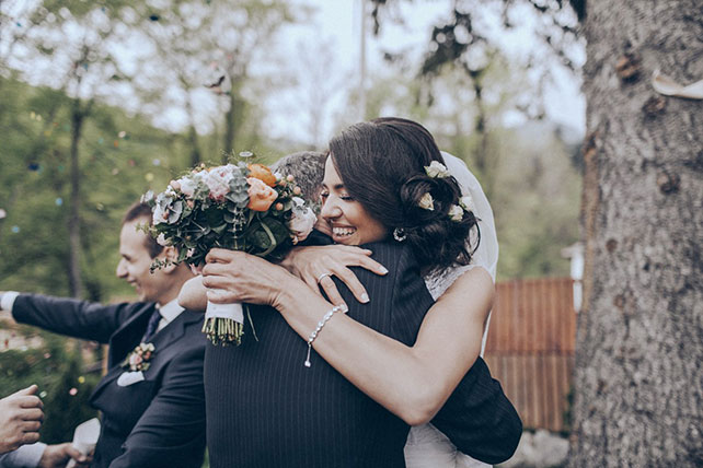 гости поздравляют жениха и невесты