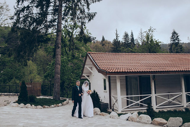 отец ведёт невесту к алтарю