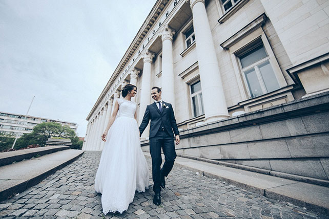 жених и невеста в городе на прогулке