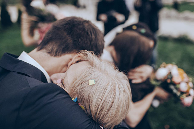 гости поздравляют жениха и невесты