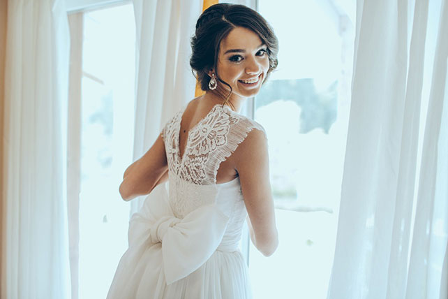 невесты смотрит в окно