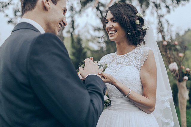 невеста надевает кольцо жениху