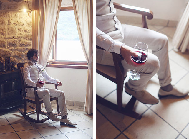 Романтика в Черногории, свадьба Анастасии и Виктора, жених сидит в кресле-качалке и пьёт вино