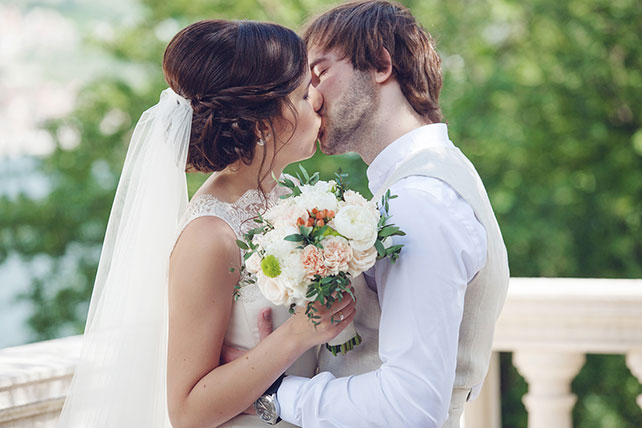 Романтика в Черногории, свадьба Анастасии и Виктора, поцелуй молодожёнов