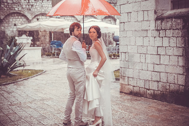 Романтика в Черногории, свадьба Анастасии и Виктора, фотосессия молодожёнов под дождём