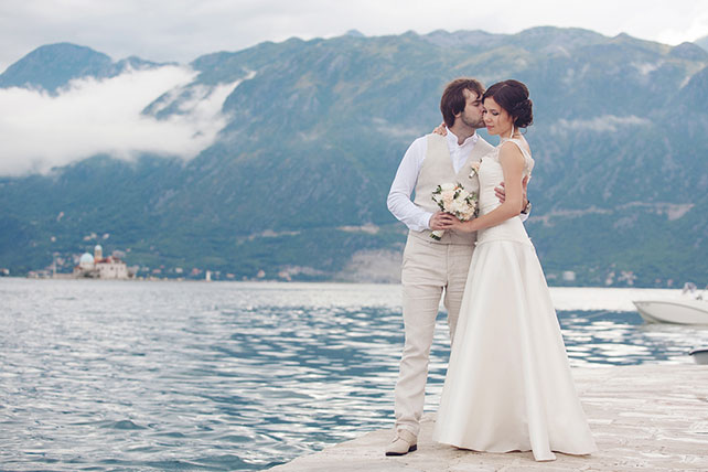 Романтика в Черногории, свадьба Анастасии и Виктора, фотосессия молодожёнов на фоне моря