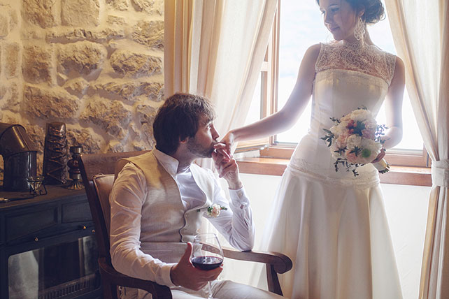 Романтика в Черногории, свадьба Анастасии и Виктора, фотосессия молодожёнов в доме