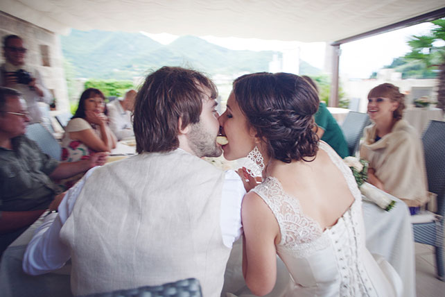 Романтика в Черногории, свадьба Анастасии и Виктора, молодожёны за свадебным столом