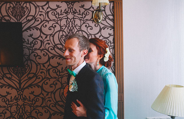 Зимняя свадьба в цвете Тиффани, счастливые жених и невеста