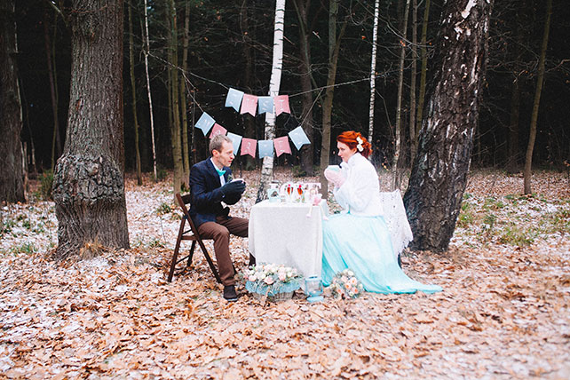 Зимняя свадьба в цвете Тиффани, свадебная фотосессия, флажки, лес, столик с горячими напитками