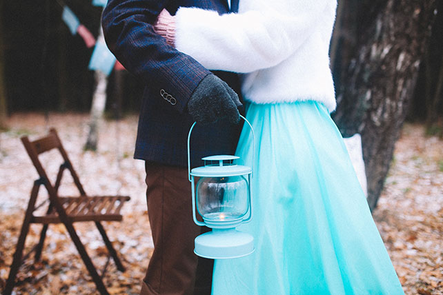 Зимняя свадьба в цвете Тиффани, фонарь, платье, варежки