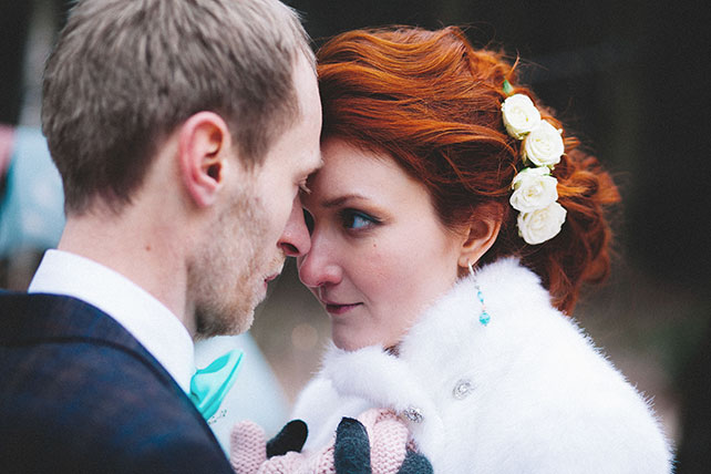 Зимняя свадьба в цвете Тиффани, рука в руке, украшение в волосах невесты