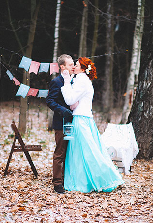 Зимняя свадьба в цвете Тиффани, поцелуй, флажки, фонарь, жених и невеста