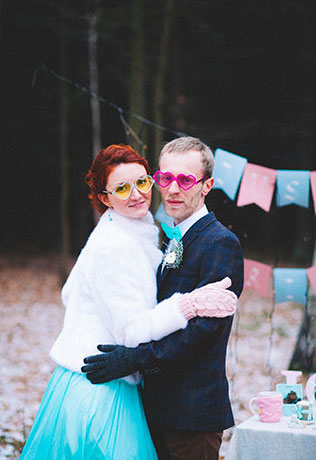 Зимняя свадьба в цвете Тиффани, солнечные розовые очки в виде сердечек