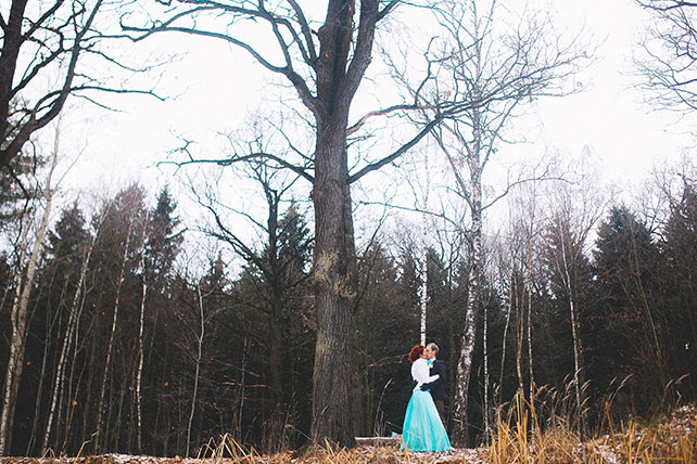 Зимняя свадьба в цвете Тиффани, поцелуй в лесу