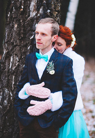 Зимняя свадьба в цвете Тиффани, жених и невеста, береза, теплые варежки