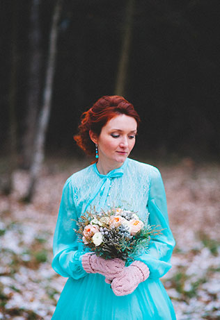 Зимняя свадьба в цвете Тиффани, образ невесты, платье, букет