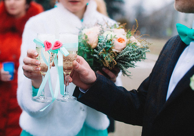 Зимняя свадьба в цвете Тиффани, бокалы молодеженов