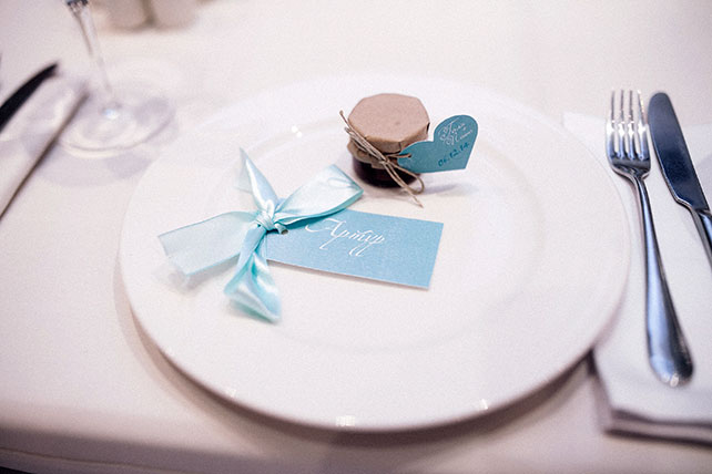 Зимняя свадьба в цвете Тиффани, бонбоньерки - баночки с джемом