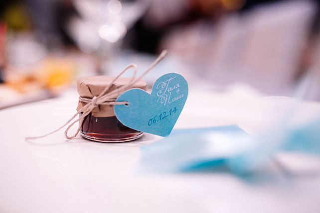 Зимняя свадьба в цвете Тиффани, бонбоньерки - баночки с джемом