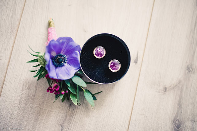 Свадьба в европейском стиле, запонки и бутоньерка жениха