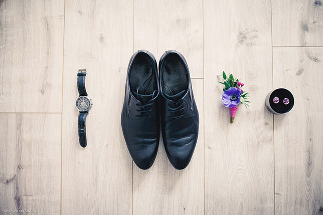 Свадьба в европейском стиле, туфли и часы жениха