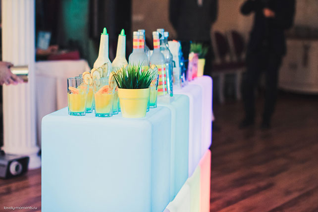 Свадьба в европейском стиле, столик с напитками