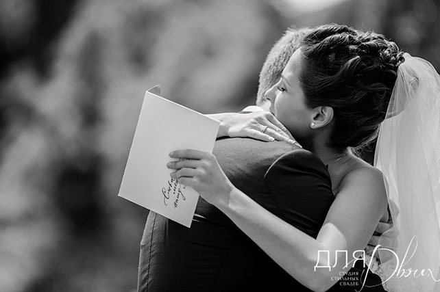 Великолепная свадьба в Испании: Мария и Денис, жениха и невеста обнимаются, трогательное фото