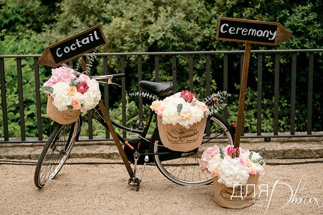Великолепная свадьба в Испании: Мария и Денис, фотография свадебного декора на месте церемонии, велосипед, украшенный цветами