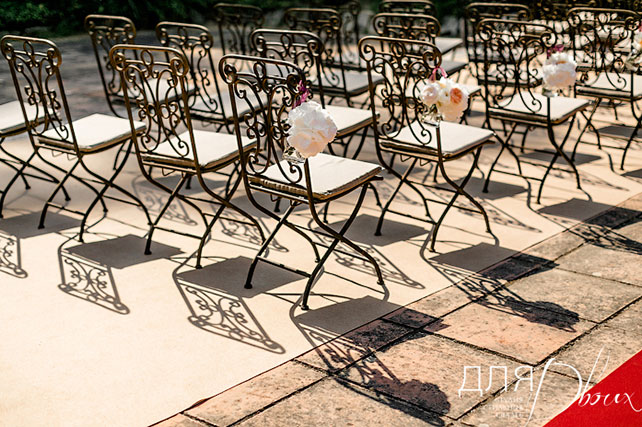 Великолепная свадьба в Испании: Мария и Денис, букет невесты, фотография стульев для гостей на месте церемонии