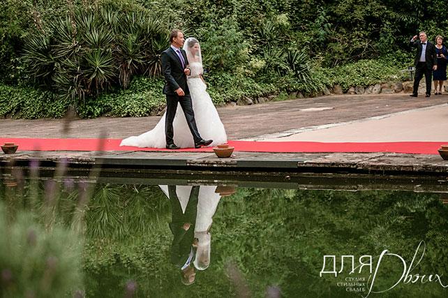 Великолепная свадьба в Испании: Мария и Денис, фотография невесты, которая идёт к алтарю