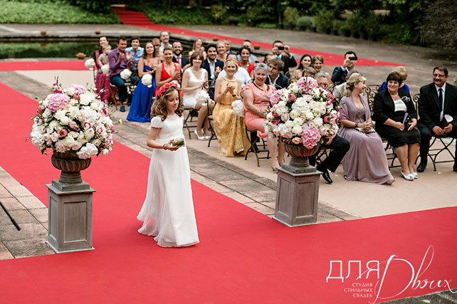Великолепная свадьба в Испании: Мария и Денис, фото, девочка в белом платье подносит кольца на церемонии бракосочетания