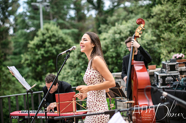 Великолепная свадьба в Испании: Мария и Денис, фотография свадебного декора на месте церемонии, велосипед, украшенный цветами