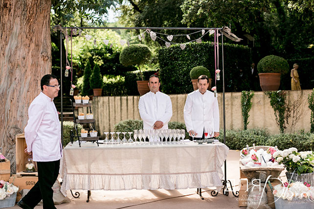 Великолепная свадьба в Испании: Мария и Денис, фото, официанты в белой форме на свадьбе