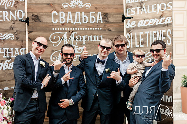 Великолепная свадьба в Испании: Мария и Денис, фотография друзей жениха на фоне фотозоны