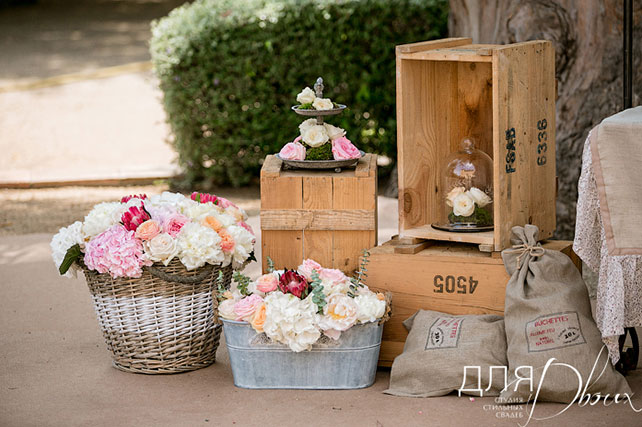 Великолепная свадьба в Испании: Мария и Денис, фотография, декор свадьбы деревянные ящики, цветы
