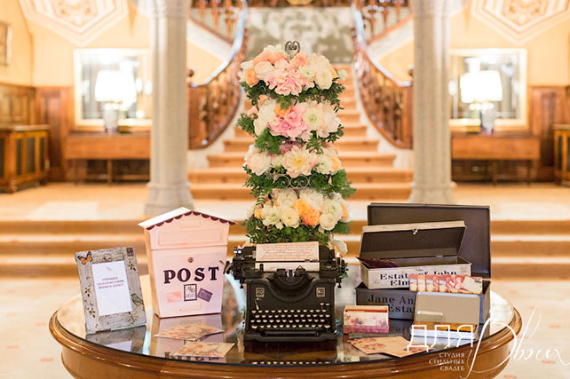 Великолепная свадьба в Испании: Мария и Денис, место церемонии, фотография декора столика с листочками для пожеланий