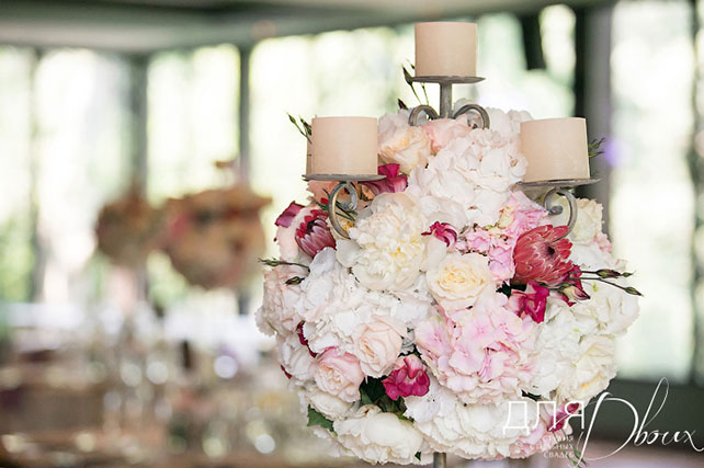 Великолепная свадьба в Испании: Мария и Денис, букет невесты, фотография подсвечника, декорированного цветами