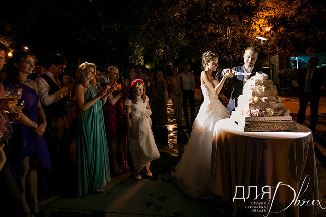 Великолепная свадьба в Испании: Мария и Денис, фотография, жених и невеста режут торт