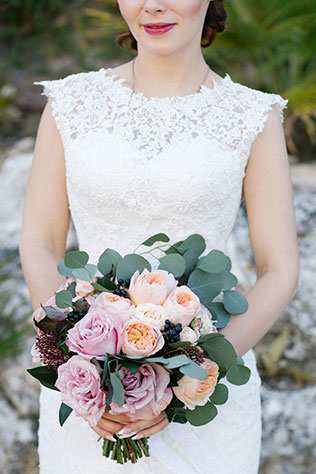 свадьба в испанском замке, букет невесты с листьями эвкалипта