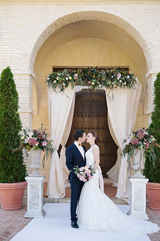 свадьба в испанском замке, жених и невеста