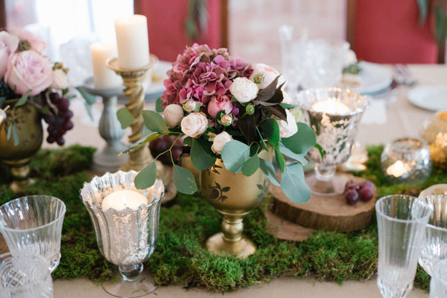 свадьба в испанском замке, декор праздничного ужина в золотых и бордовых цветах