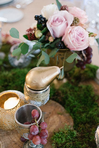 свадьба в испанском замке, декор праздничного ужина в золотых и бордовых цветах